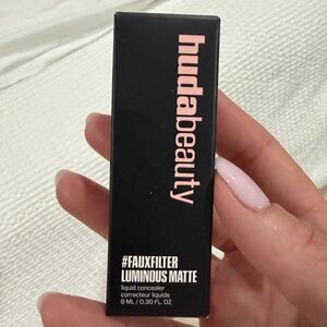HUDA BEAUTY Luminous Matte Liquid Concealer